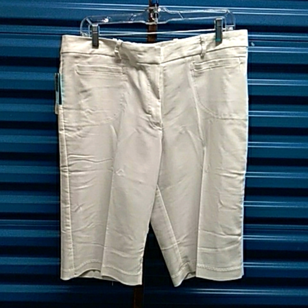 White Bermuda shorts. In Moda